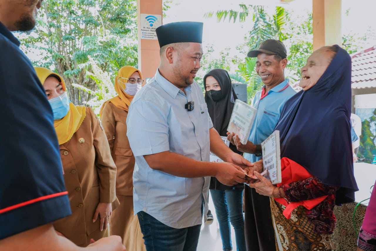 Jelang Lebaran, Bupati Fandi Akhmad Yani Salurkan Bantuan Sosial Untuk Masyarakat